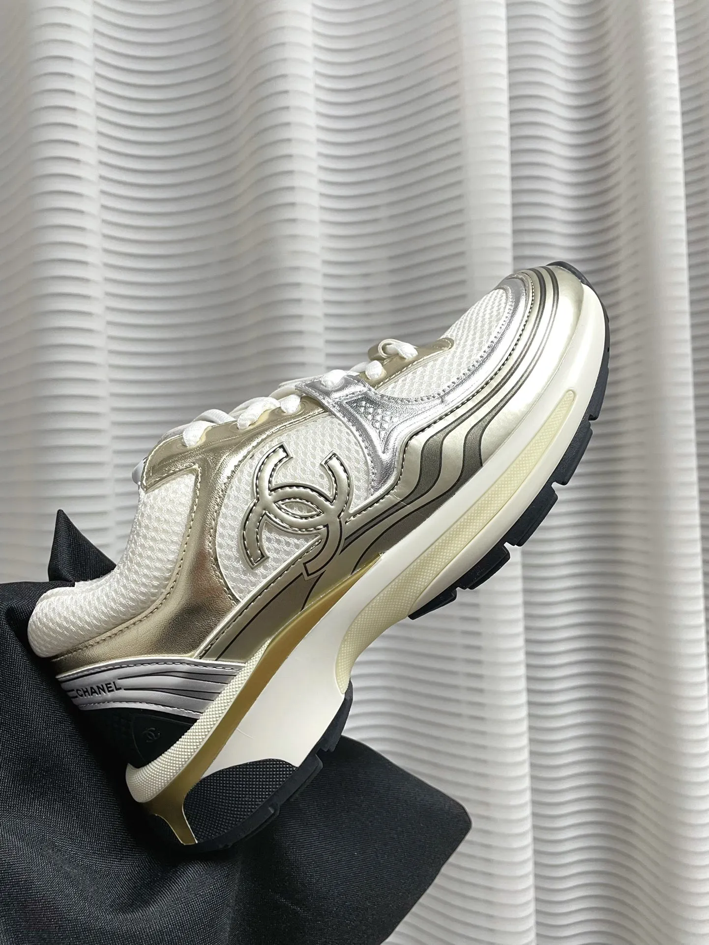 👟👟Ex-factory price 640👟👟 (Full set of packaging details, outsole perfectly combined, different from outside currency) Silver Horn King Xiaoxiang Chanel Chanel 2023 Early Spring Vacation Series The latest casual sports shoes are incomparably beautiful and easy to wear. Very light, the inside is also super soft, super comfortable, the upper is breathable design, the color is high-end and durable, versatile Upper: cowhide and cloth stitching Lining: breathable mesh, original foam combination outsole, size: 35-40